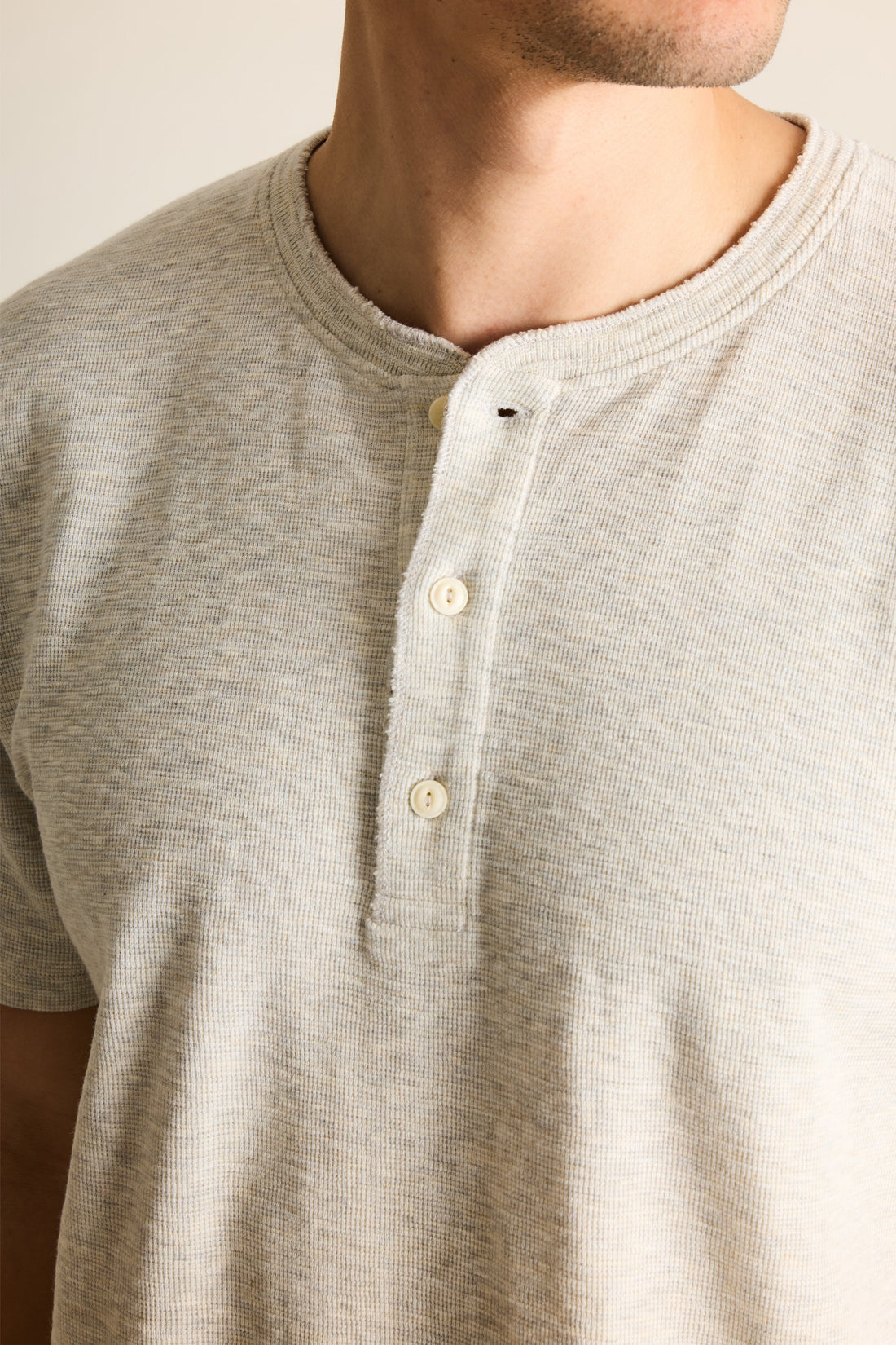 Tee-shirt henley gris chiné